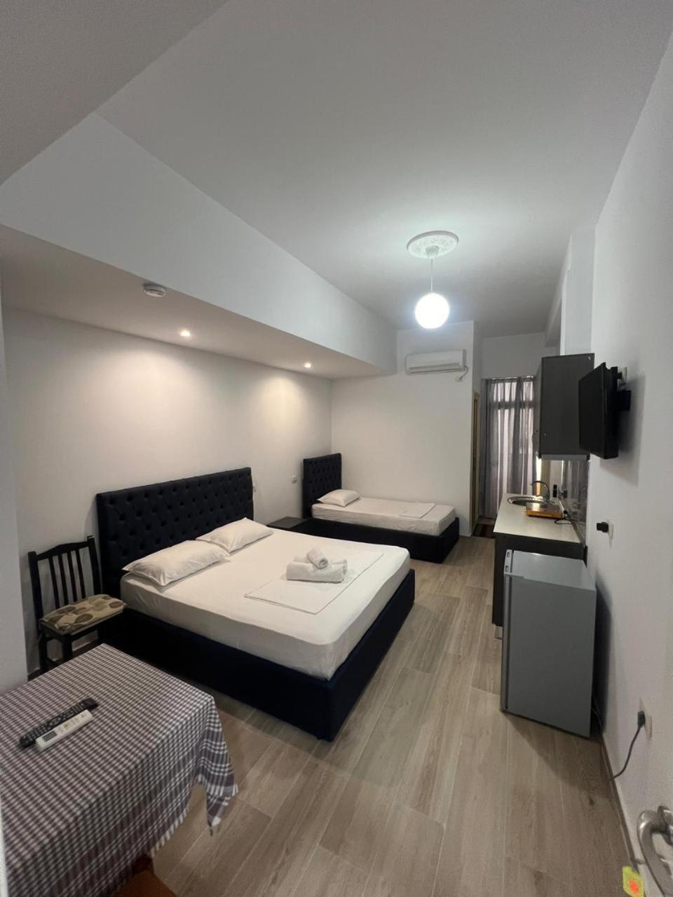 Hotel Vila Flowers Vlore Room photo